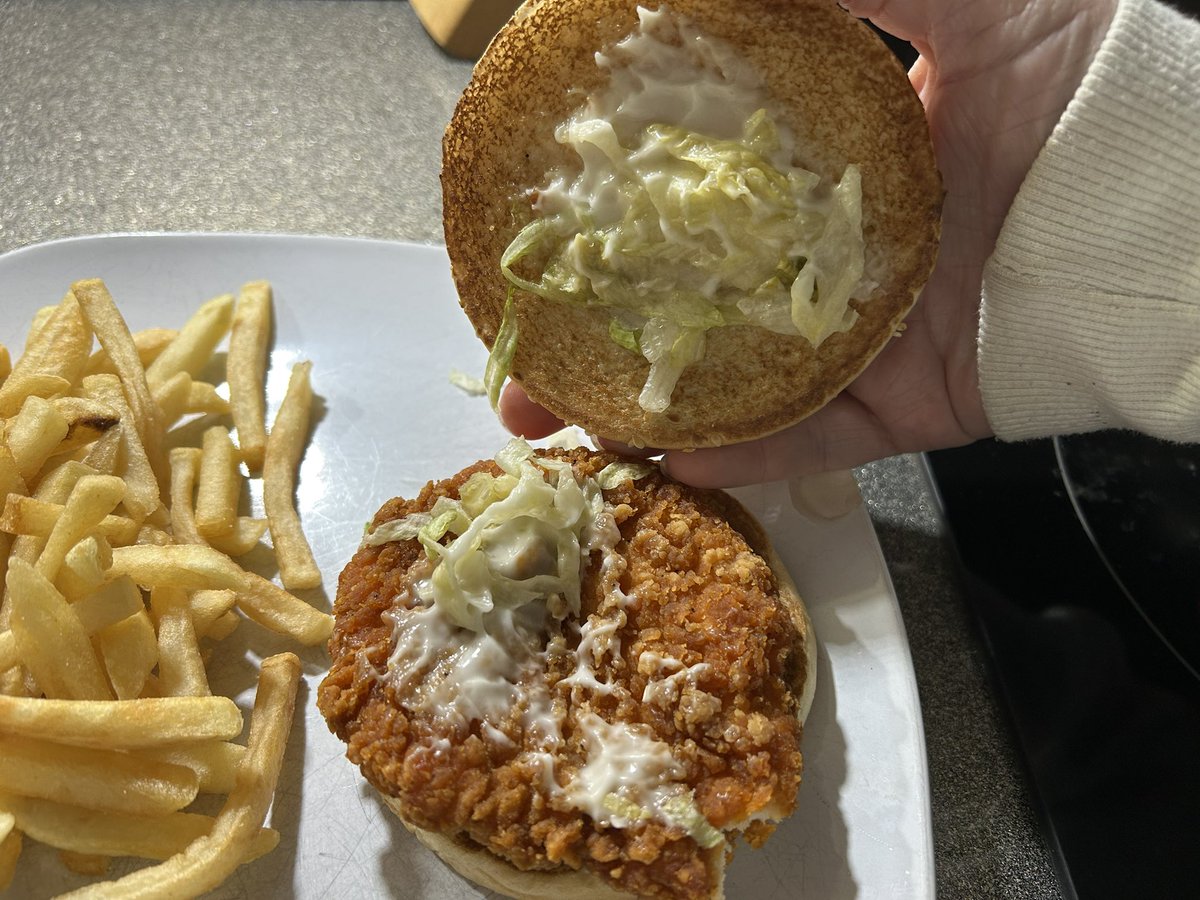 Beckyjcsmith's tweet photo. VERY disappointed with the @McDonaldsUK McSpicy! Complete rip off! This is what they advertise and what I received from #mcdonaldswalkden For £7.69 I got NO cheese, NO jalapeños, NO Franks spicy mayo! https://t.co/Bm88zwC88r