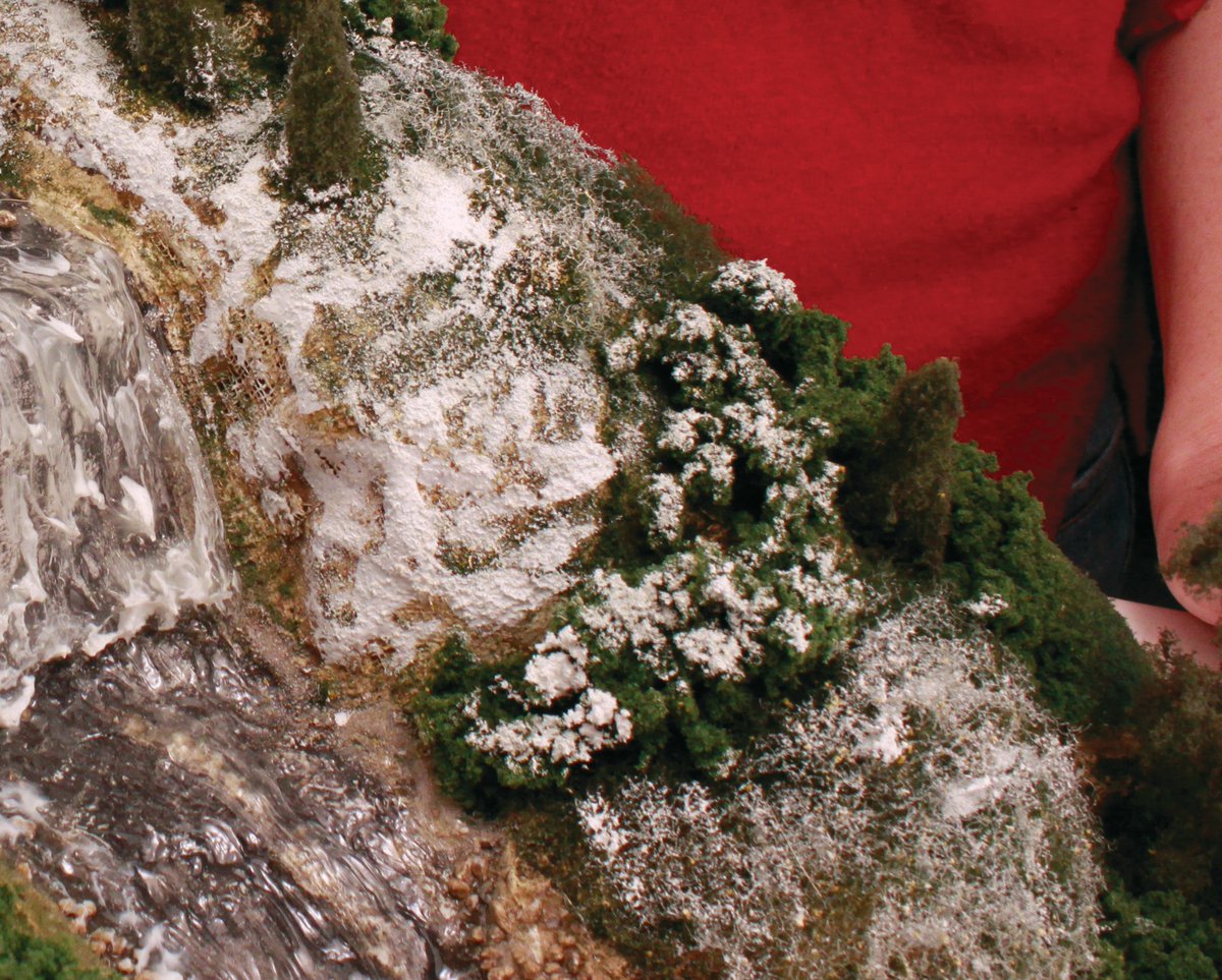 SceneARama's tweet photo. Want to add lots of snow to your family project? You can make snow areas with Winter Effects. Sprinkle on extra snow before it dries so it looks even more realistic.

Winter Effects come with everything needed to decorate projects with artificial snow.

#tuesdaytip #diorama https://t.co/buXIKiP5Dn