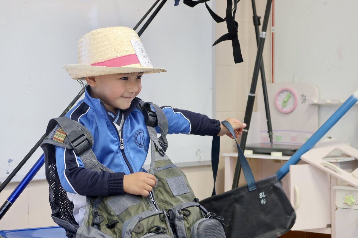 LaGoletaColegio's tweet photo. #InfantilGoleta 🐠 

Proyecto de Infantil de 3 añitos “𝑪𝒐𝒏𝒐𝒄𝒆𝒓 𝒆𝒍 𝒎𝒂𝒓” donde hemos realizado reproducciones del Mar y conocido aparejos de pesca, concluyendo con la visita del papá de Thiago que trabaja en la lonja y nos trajo pescaditos para conocerlos a todos 👏🏻👏🏻 https://t.co/nVQuy9w5m3