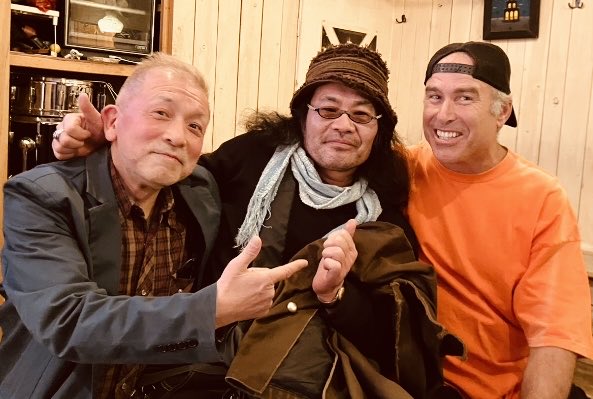 ShinjukuBassKN's tweet photo. 下北沢にてブッキー森下さんのHotKumaライブ。CSN&amp;Yは絶品！流石のハーモニーやっぱ凄いわ！guest参加のスティービーヘイガー⁈ワオBeachBoys関係の大物やんか🤩オークランド生まれの彼と1〜2名間に入れば知人友人に繋がりそうな予感…(^^： https://t.co/emMq8qWmai