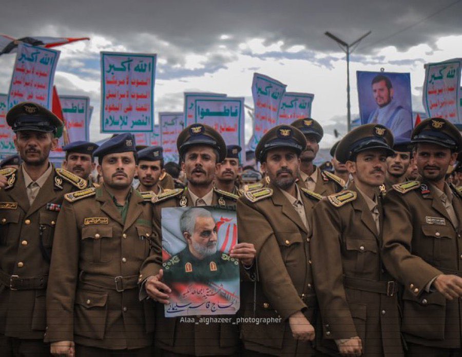 ضباط يمنيين في ميدان السبعين في صنعاء يرفعون صورة الشهيد القائد الحاج قاسم سليماني رضوان الله عليّه.