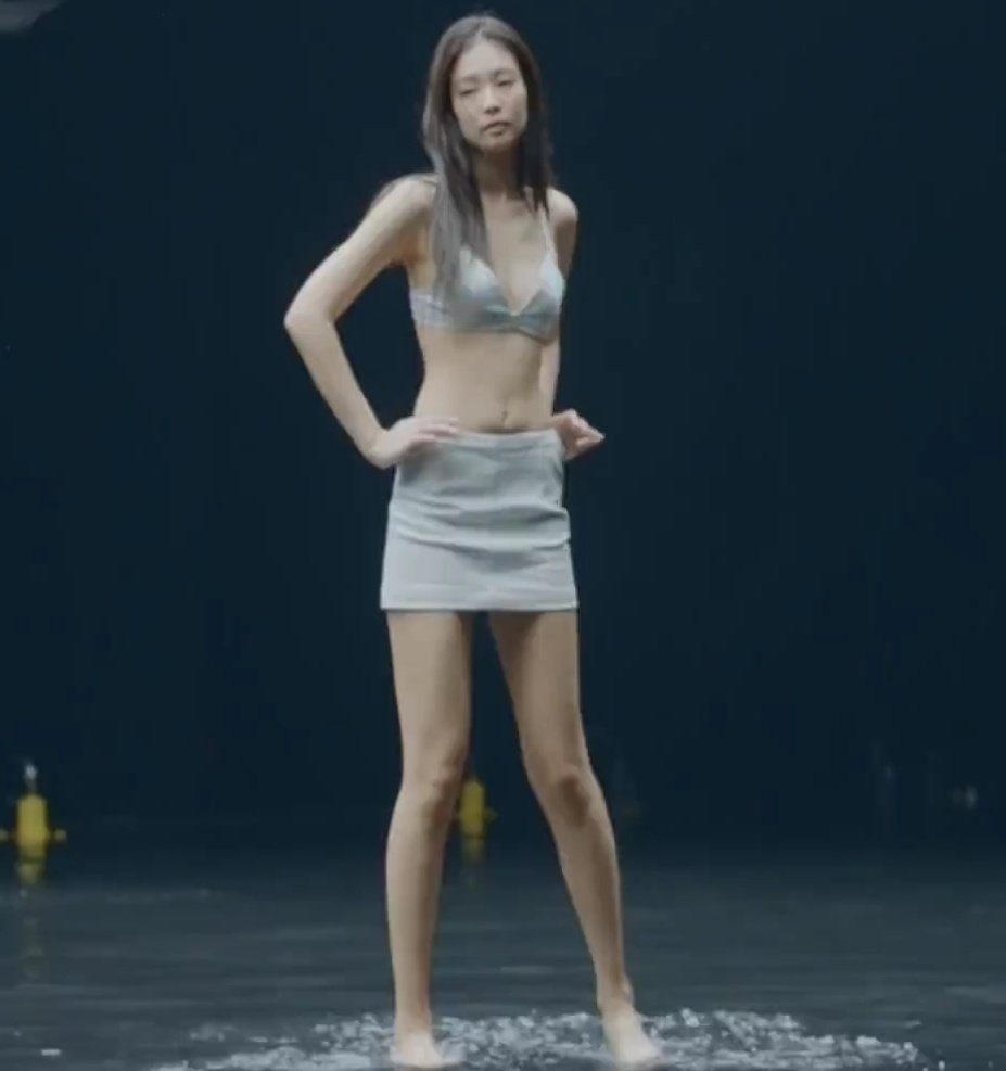 tannieslayer's tweet photo. campaign with the most photoshop in the history of Calvin Klein https://t.co/3q1pMLarH1