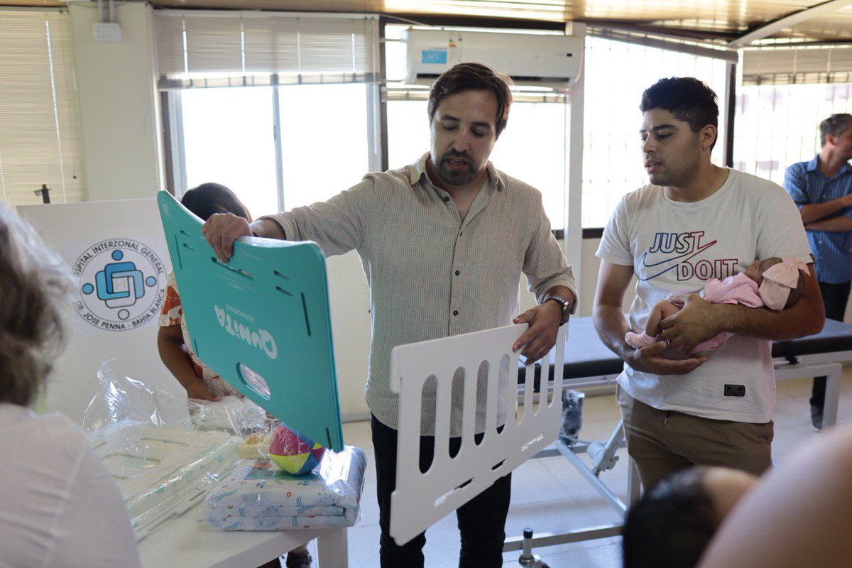 nkreplak's tweet photo. 🏥 Recorrimos el Hospital Penna de #BahíaBlanca, donde entregamos 2 kits Qunita y ya llevamos entregados casi 800.

✍🏼 Realizamos la firma de apoyo financiero de 17 millones de pesos para la compra de 14 equipos de aire acondicionados para ser colocados en diferentes servicios.👇🏼 https://t.co/ollx2WTcFi