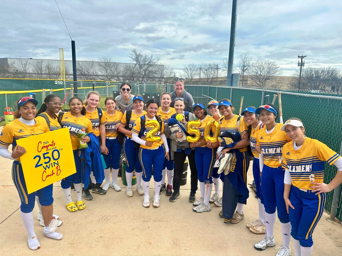 Congratulations to Coach Balthun on her 250th career win!! @SamuelClemensHS @scbuffalostrong @CruitClemens @ClemensASBC