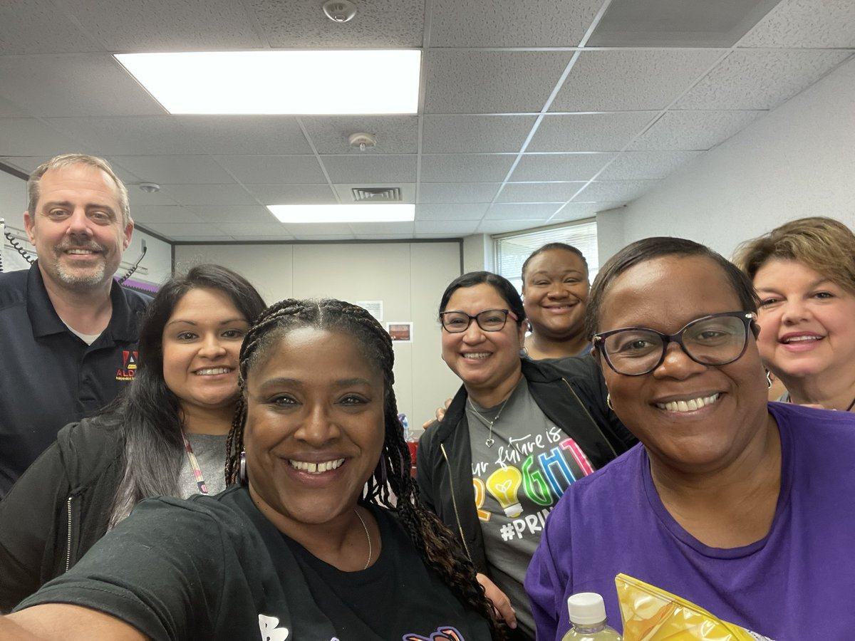 Erica Thompson tweet media