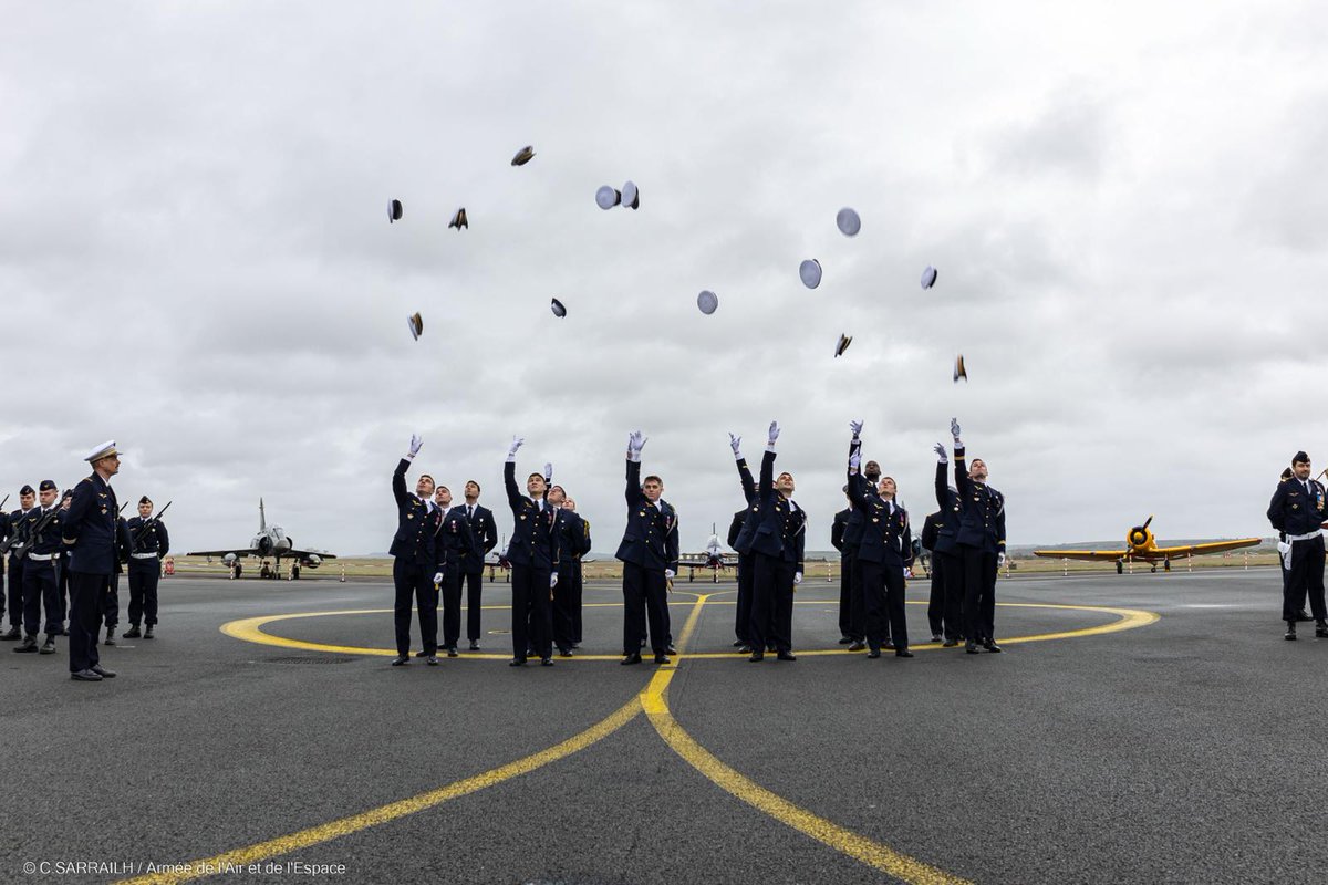 Aujourd’hui, six pilotes de chasse et huit moniteurs simulateur de vol ont été brevetés lors d’une cérémonie militaire sur la base aérienne 709 de Cognac. Cette cérémonie marque l’accomplissement de plusieurs années de travail intenses pour ces jeunes Aviateurs.