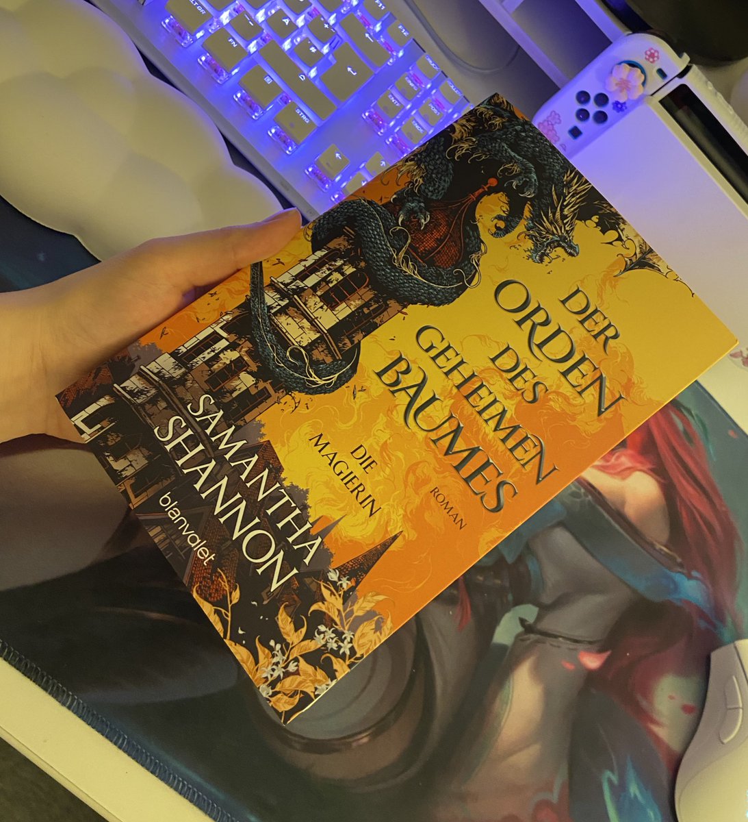 Hab das Buch von meiner Bestie bekommen 🥹 wird direkt gelesen nach Iron Flame hehe