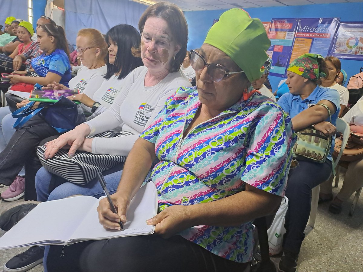 En desarrollo discusión de las 7 Transformaciónes con la presencia de la la directora del CDCE Aragua @PiedadQuintana1, OBE, FEVEEM, Cocineras/as, MBF, Administrativo, obreros y estudiantes. 
#VivaVenezuela 
<a href="/NicolasMaduro/">Nicolás Maduro</a> 
<a href="/_LaAvanzadora/">Yelitze Santaella</a> 
@MPPEDUCACION 
<a href="/Soykarinacarpio/">Karina Carpio</a>