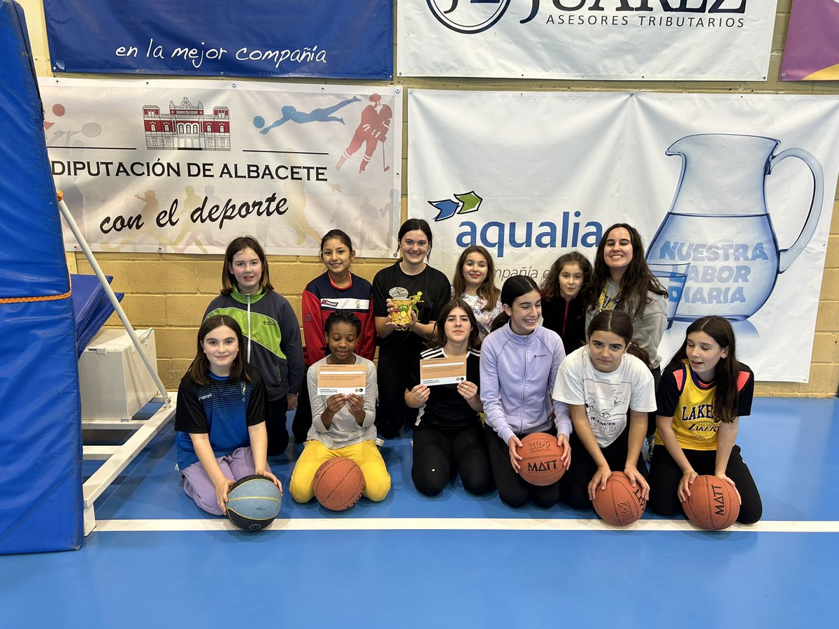 ADB_Hellin's tweet photo. 🏀🏀Canastas contra el cáncer infantil 🏀🏀
🎗️🎗️Este año nuestro Club se ha sumado a la maravillosa iniciativa de la Fundación @unoentrecienmil, @9FelipeReyes , recaudando 400 💶💶 euros
🎗️Gracias de ❤️ a los ⛹️♀️⛹🏻♂️🏀que habéis colaborado
#ADBHellin https://t.co/CVglWI6c4k