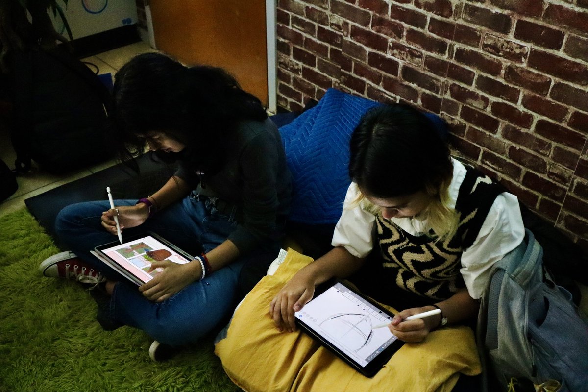 gstarschoolarts's tweet photo. Bring your imagination to life in Mr. Dreyfuss’s cozy, creative animation corner! 🎨⭐️
#GStar #GStarHigh #Animation #DigitalArt #Students #ArtSchool #HighSchool https://t.co/wEtfactqf4