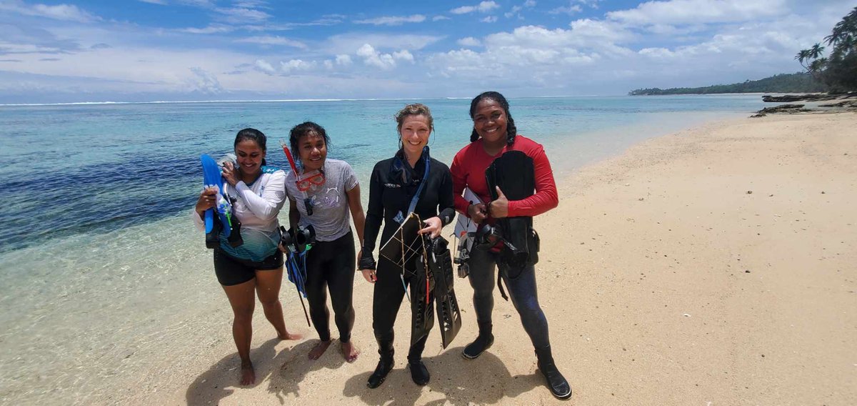#fieldwork was fantastic this month - it is a privilege to work with these brilliant young academics from our @uspmarine1 program @UniSouthPacific. Each month we document the reef community at 4 sites in #Fiji to track changes in benthic cyanobacterial mats. #WomenInScience