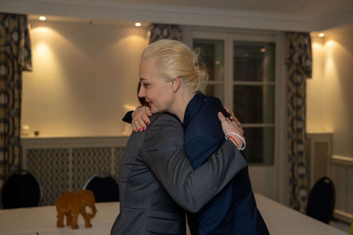 RadioUnet's tweet photo. @Tsihanouskaya  асабіста сустрэлася cёння з жонкай Аляксея Навальнага Юліяй і выказала ёй шчырыя спачуванні. Іх сустрэча прайшла ў закрытым фармаце. https://t.co/5af9u1Mg8w