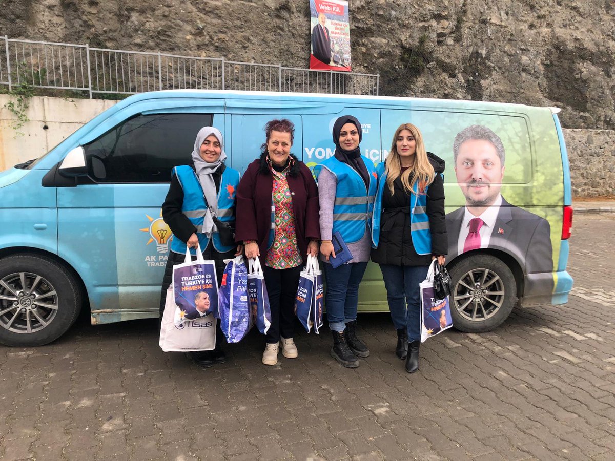 AKKADINYOMRAA's tweet photo. İlçe Kadın Kolları Başkanımız Nurten Şahin ve Yönetim Kurulu üyelerimiz sokak sokak, hane hane dolaşıp Sayın Cumhurbaşkanımızın selamını iletip Belediye Başkan Adayımız Sn. Abdulkadir Özdemir'i tanıtarak broşür dağıttılar.
#HazırızKararlıyız
#TürkiyeYüzyılı https://t.co/fO9iA8nsnW