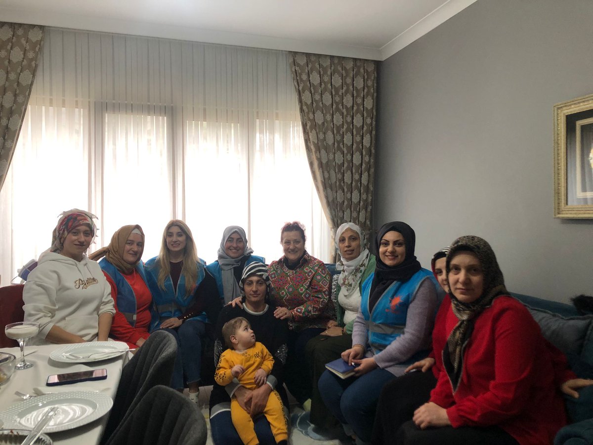 AKKADINYOMRAA's tweet photo. İlçe Kadın Kolları Başkanımız Nurten Şahin ve Yönetim Kurulu üyelerimiz sokak sokak, hane hane dolaşıp Sayın Cumhurbaşkanımızın selamını iletip Belediye Başkan Adayımız Sn. Abdulkadir Özdemir'i tanıtarak broşür dağıttılar.
#HazırızKararlıyız
#TürkiyeYüzyılı https://t.co/fO9iA8nsnW
