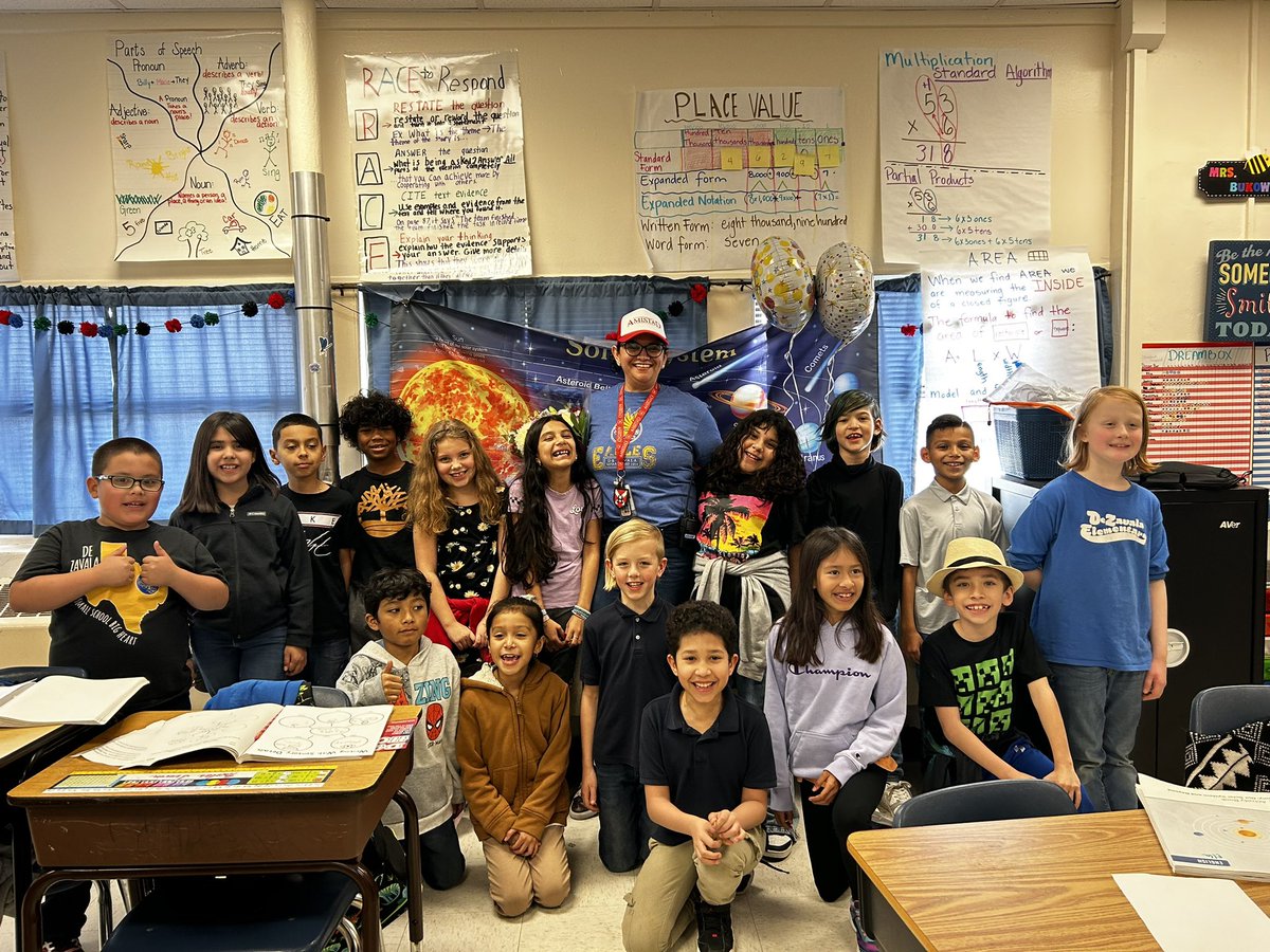 DeZavalaFWISD's tweet image. Congratulations Mrs. Bukowski!!! Teacher of the year 23 - 24  #FWISD #4housesonedzfamily #DeZavalaCommunity @dbenavidez2 @MarletteMartin1 @MichelleDuke40