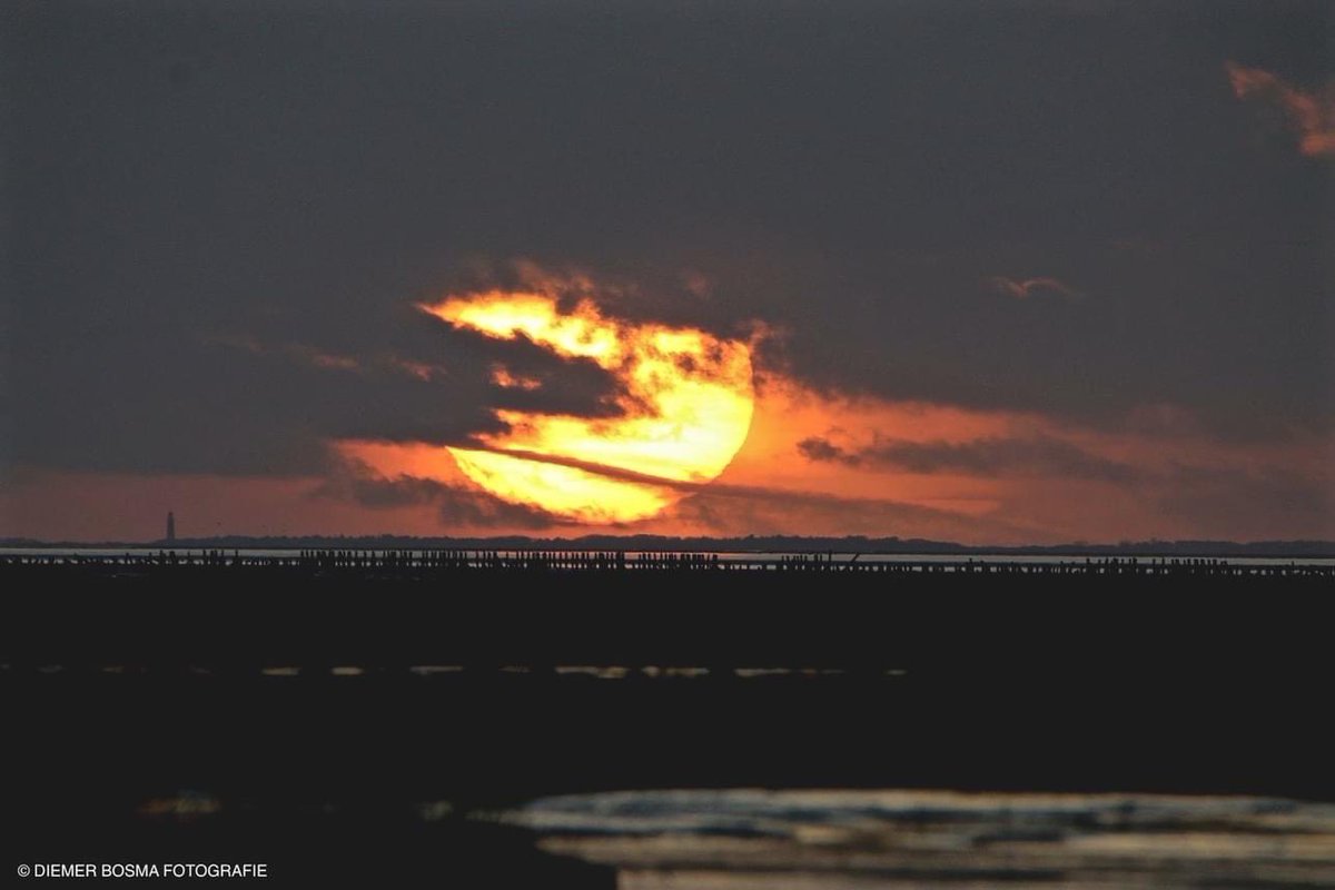 Mooigrunnen's tweet photo. De magie van de zonsondergangen aan de Groningse waddenkust. Wat ik het liefst fotografeer is het laatste moment van het licht, wanneer de zon in de zee verdwijnt en de kleuren binnen enkele seconden in de lucht verdwijnen. 

#mooigrunnen #mooigrunneninbeeld https://t.co/DlRCjNzb0J