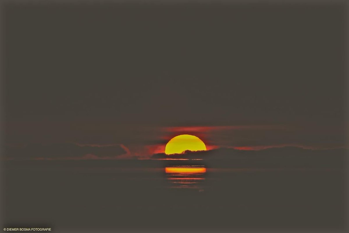 Mooigrunnen's tweet photo. De magie van de zonsondergangen aan de Groningse waddenkust. Wat ik het liefst fotografeer is het laatste moment van het licht, wanneer de zon in de zee verdwijnt en de kleuren binnen enkele seconden in de lucht verdwijnen. 

#mooigrunnen #mooigrunneninbeeld https://t.co/DlRCjNzb0J
