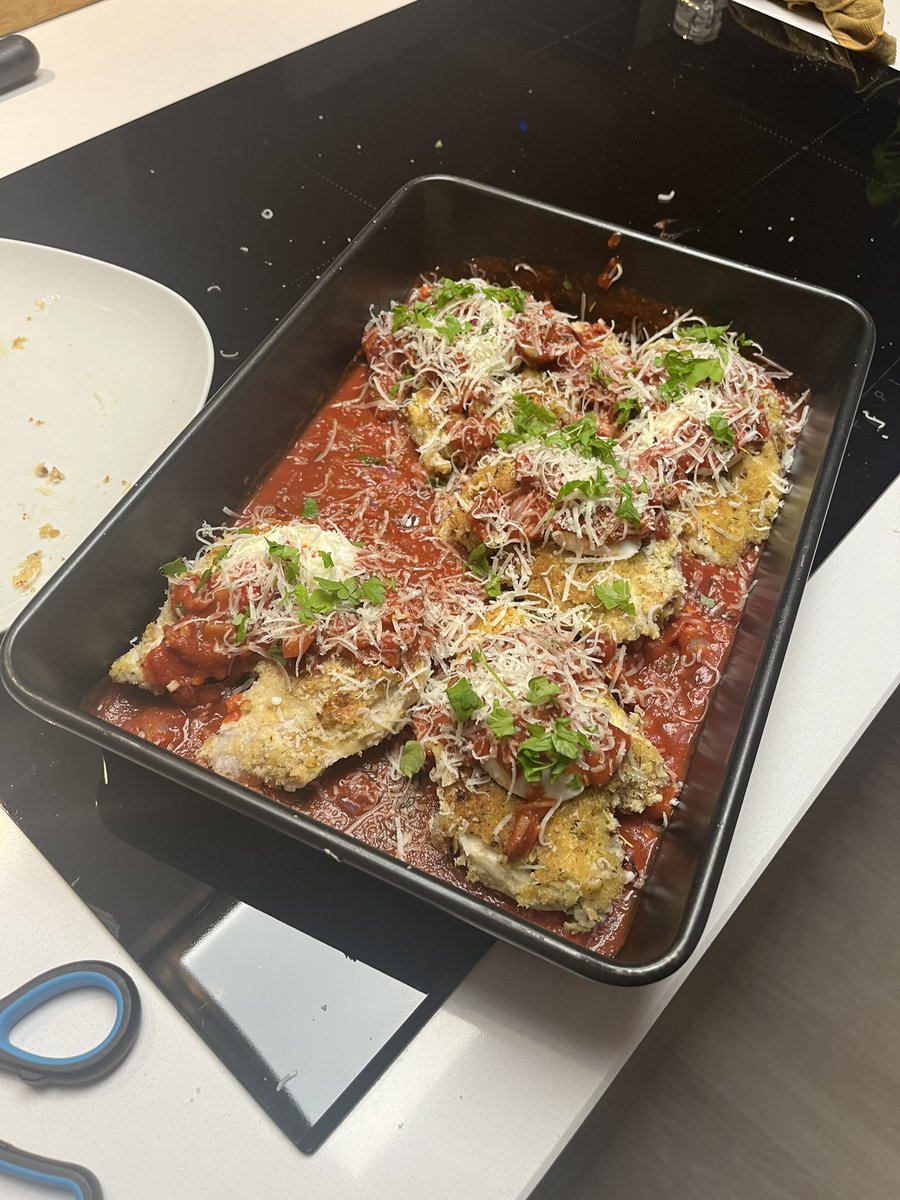 Chicken coated with Parmesan breadcrumbs in a garlic and tomato sauce