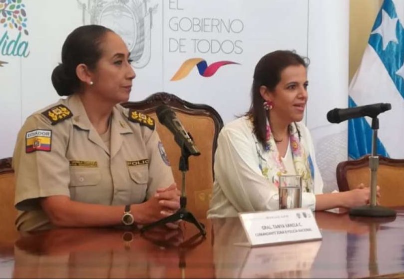 CristianXMS's tweet photo. Orgullosos de la primera mujer Comandante General de la @PoliciaEcuador estaban 🫣.
Total ha sido más ficha que #Fito #Norero y #Junior juntos, pero bueno no se puede esperar menos de @mariapaularomo 🔫.
Ojalá la rubia Fiscal algun día decida atrapar peces gordos y no solo sardinitas de los guasmos.
#GranMadrina 
@FiscaliaEcuador @AlmaMiaEcu @DianaSalazarM2 @LaPosta_Ecu @DDavidVillamar @MendezRivasR @DanielGranjaEc @mauroandinoe @RealiDesafinada