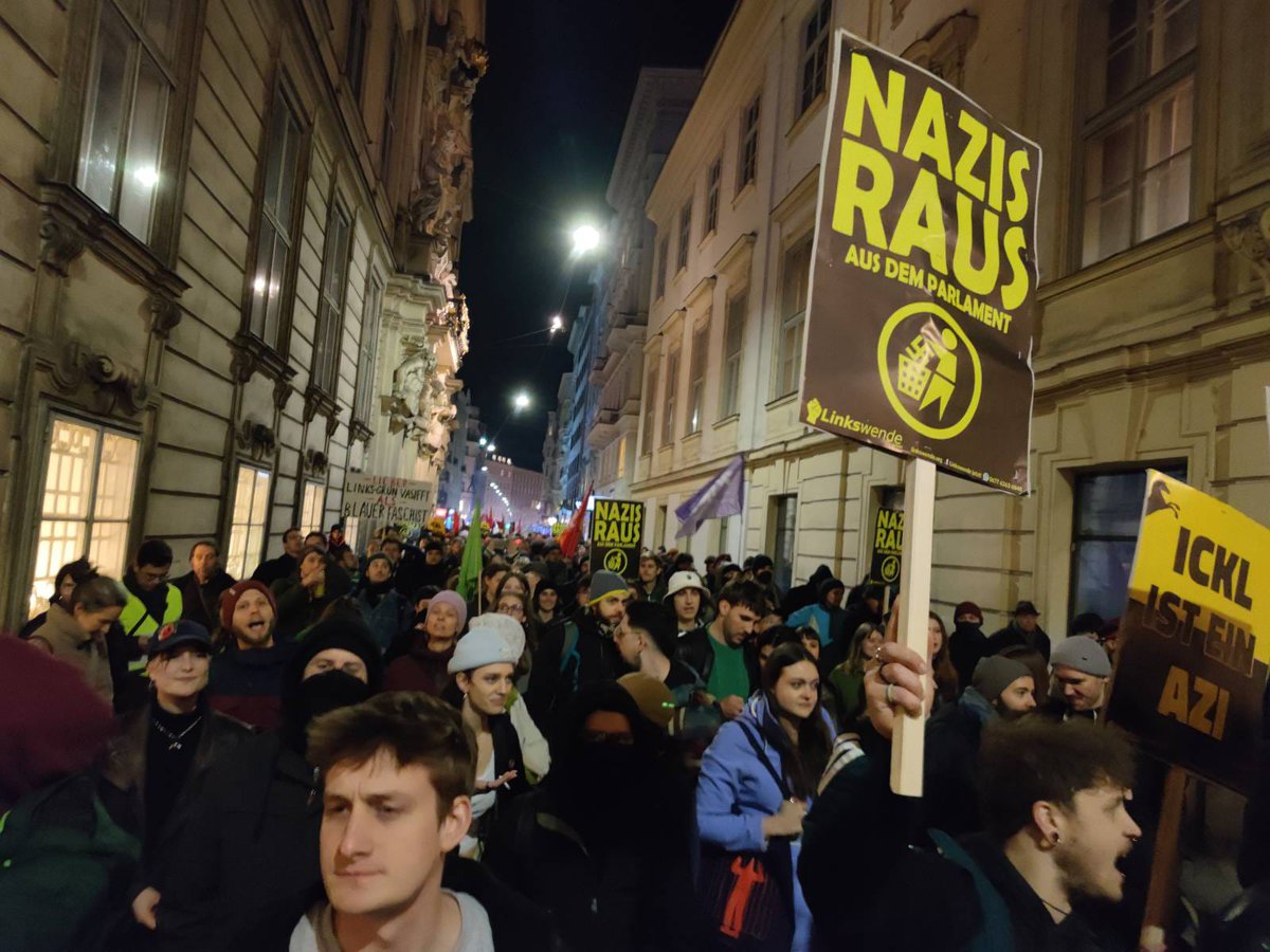 LinkswendeJetzt's tweet photo. Bericht vom Protest gegen den FPÖ-Ball: https://t.co/w4vR8dkTzF #w1602 https://t.co/Xp0Z7LyYk8