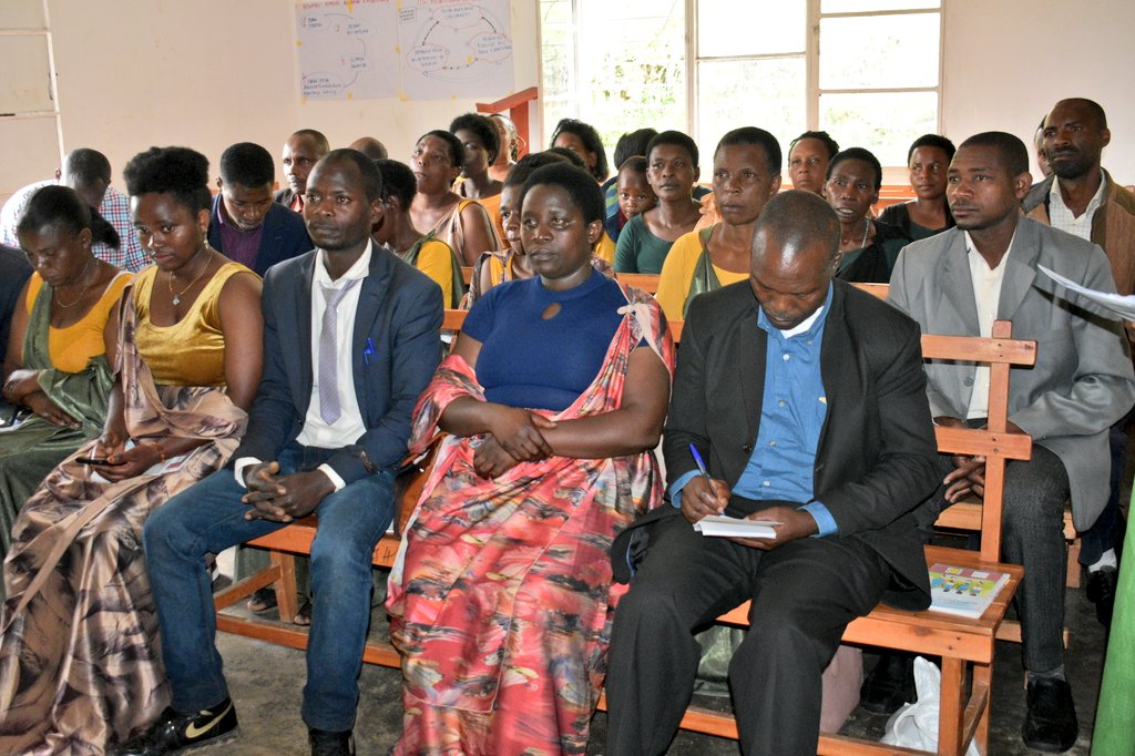 rulindodistrict's tweet photo. Umunyamabanga Nshingwabikorwa wa @CladhoRwa @safari_emma ari kumwe n'umuyobozi wa @WVRwanda cluster ya Buranga, Aaron Nteziryayo bashoje amahugurwa y'iminsi 5 yahawe abafashamyumvire mu bikorwa by'umushinga Ijwi ry'umuturage mu bimukorerwa, mu Murenge wa #Bushoki @rulindodistrict https://t.co/5l3re8ruQb