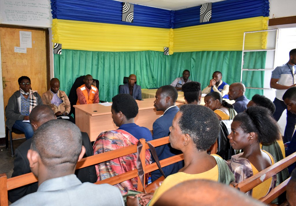 rulindodistrict's tweet photo. Umunyamabanga Nshingwabikorwa wa @CladhoRwa @safari_emma ari kumwe n'umuyobozi wa @WVRwanda cluster ya Buranga, Aaron Nteziryayo bashoje amahugurwa y'iminsi 5 yahawe abafashamyumvire mu bikorwa by'umushinga Ijwi ry'umuturage mu bimukorerwa, mu Murenge wa #Bushoki @rulindodistrict https://t.co/5l3re8ruQb