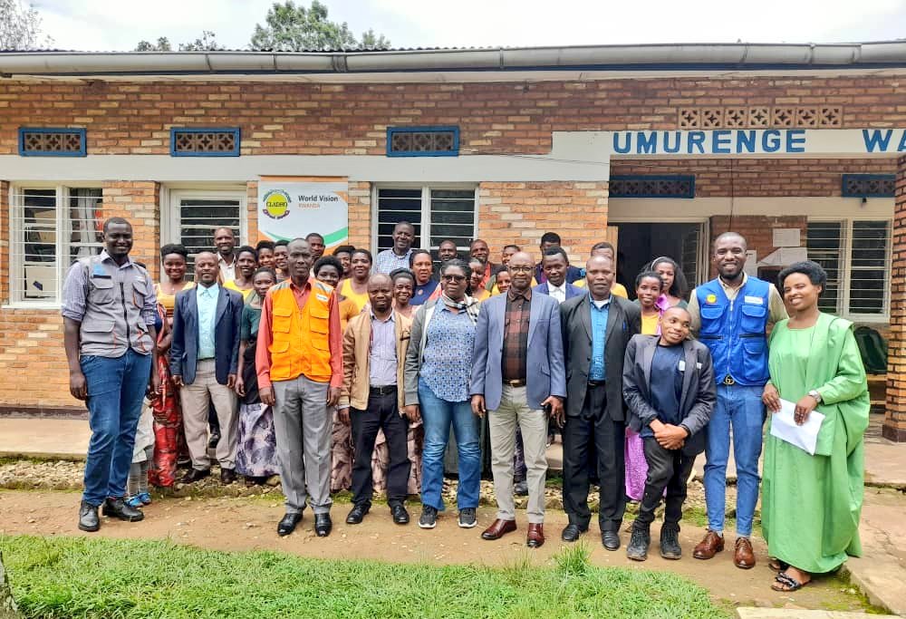 rulindodistrict's tweet photo. Umunyamabanga Nshingwabikorwa wa @CladhoRwa @safari_emma ari kumwe n'umuyobozi wa @WVRwanda cluster ya Buranga, Aaron Nteziryayo bashoje amahugurwa y'iminsi 5 yahawe abafashamyumvire mu bikorwa by'umushinga Ijwi ry'umuturage mu bimukorerwa, mu Murenge wa #Bushoki @rulindodistrict https://t.co/5l3re8ruQb