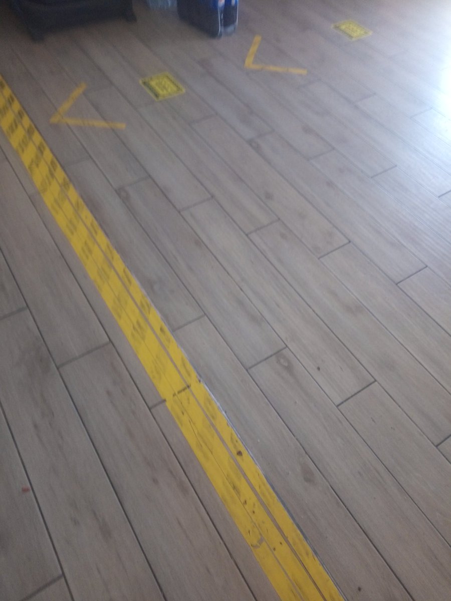 Andree1x's tweet photo. Pusieron pintura amarilla en la panadería ya valió verga este hiper realismo esta matando la harina https://t.co/iob3hhtEQv