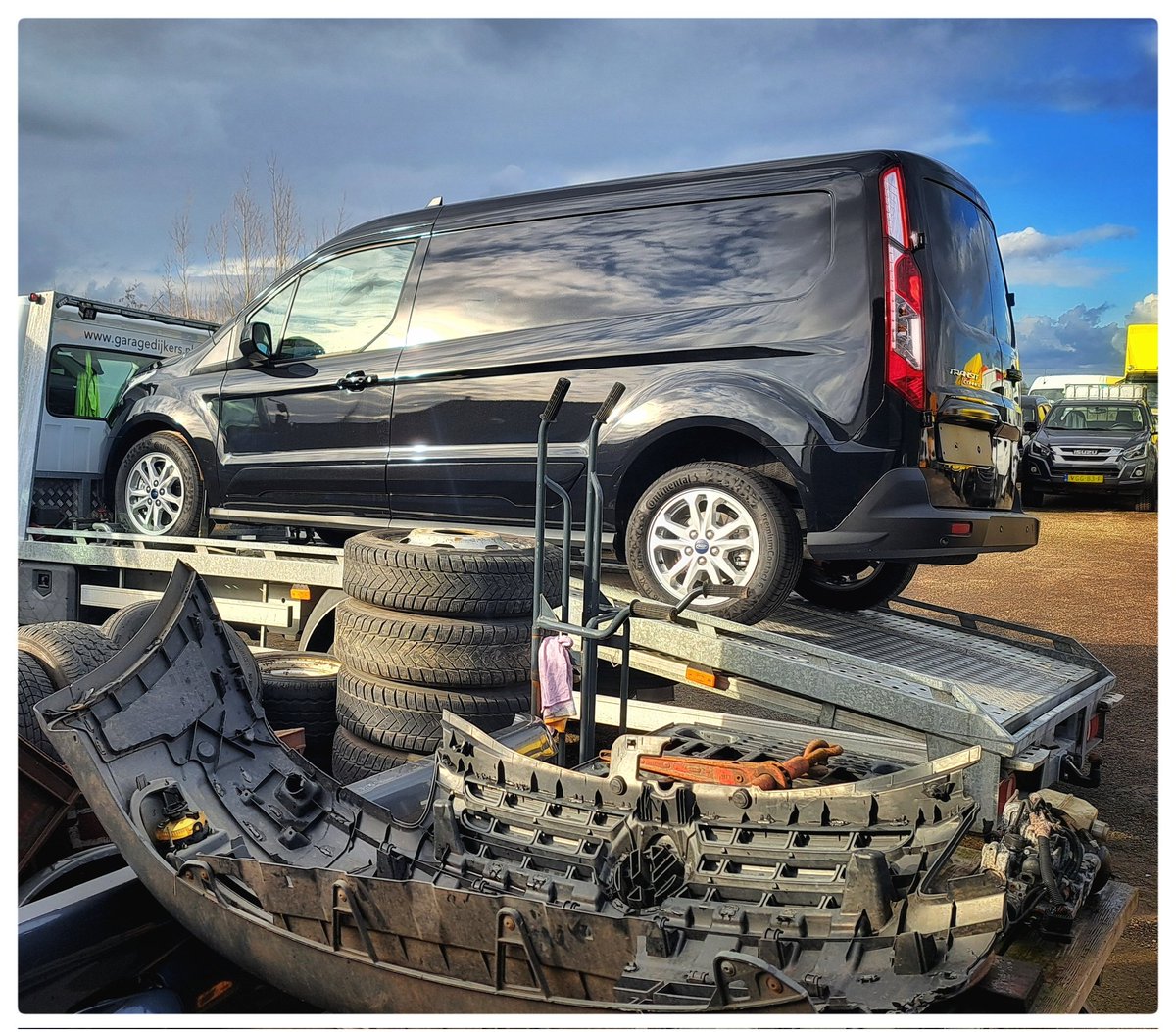 dagkoerier's tweet photo. #mijnweekin4fotos Zonsopkomst langs de #A27 #Hoogblokland Na #9maanden wachten, eindelijk binnen gekomen bij de #garage  Nu nog #rijklaar maken, logo's er op en dan kan deze ook in gezet gaan worden. #beroepstoerist #trotsopvervoer #weekend https://t.co/lr23VWPmBk