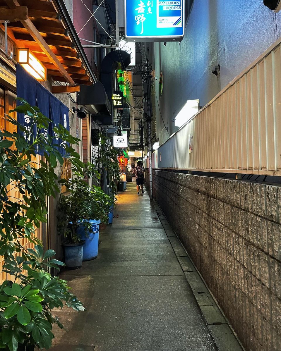 FUZEI_PICTURES's tweet photo. ふと入った裏路地の風景。

この空間だけは昭和の匂いがただよう。 https://t.co/ROTub9aT5E