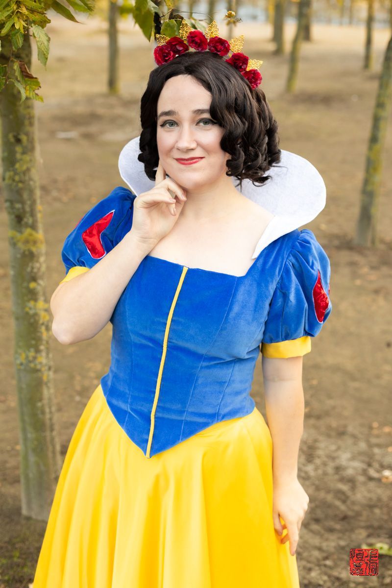 FoodAndCosplay's tweet photo. “Pleasant dreams.” Snow White
Cosplay by @whatserscosplay
Photos by @FoodAndCosplay
Taken at @MCMComicCon London 23
#snowwhite #snowwhitecosplay #disneycosplay #disneyprincess #disneyprincesscosplay #handmadecosplay #selfmadeprincess #cosplay https://t.co/2KNOXHdCYR