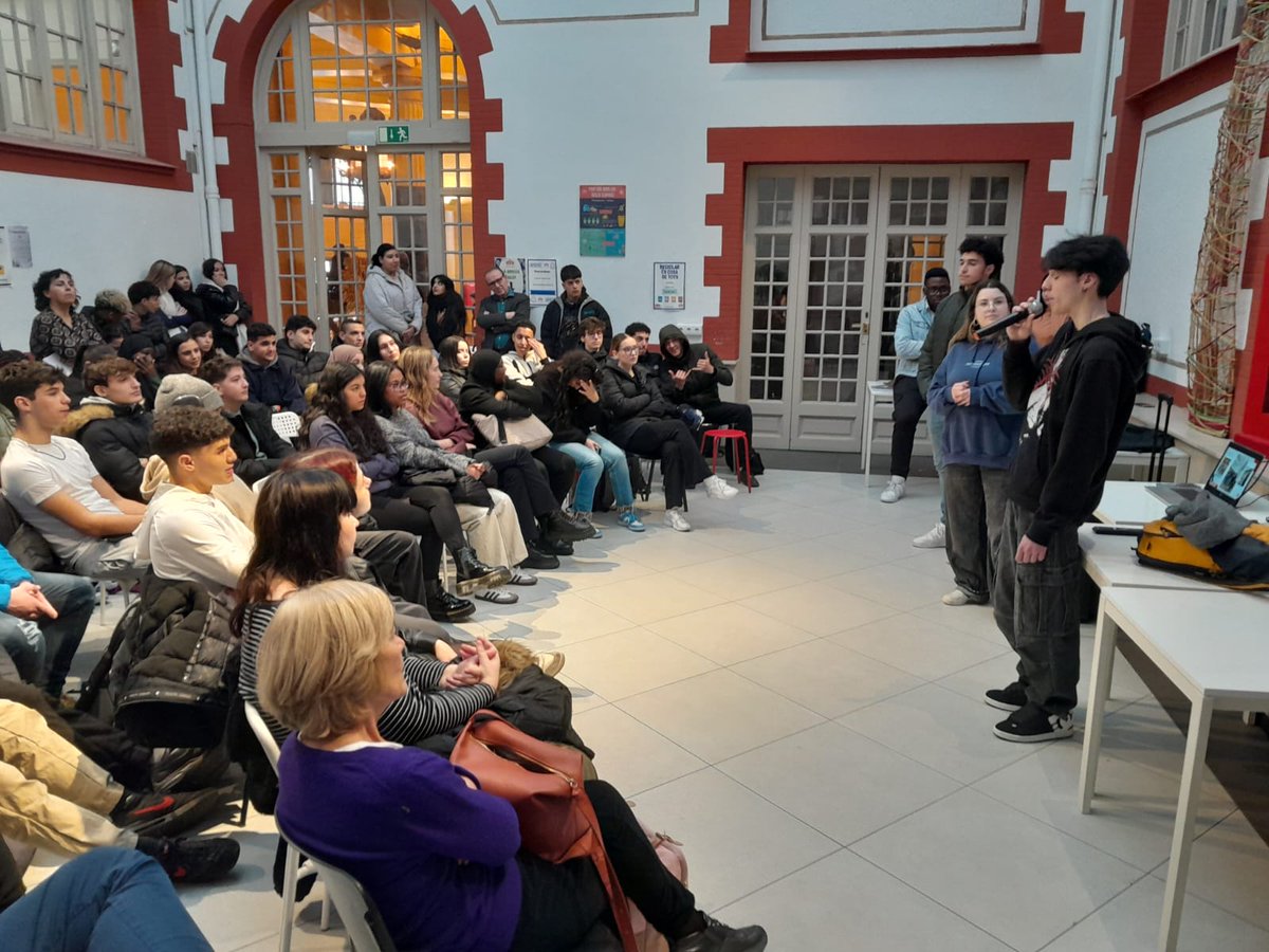 etlleida's tweet photo. Vam tenir l’oportunitat de conèixer de primera mà les experiències en l’Erasmus d’alguns dels alumnes de l’Escola. Ens van explicar com aquesta experiència els va permetre guanyar confiança en ells mateixos i sortir de la zona de confort #SetEmpren https://t.co/UB8gPuGj4W