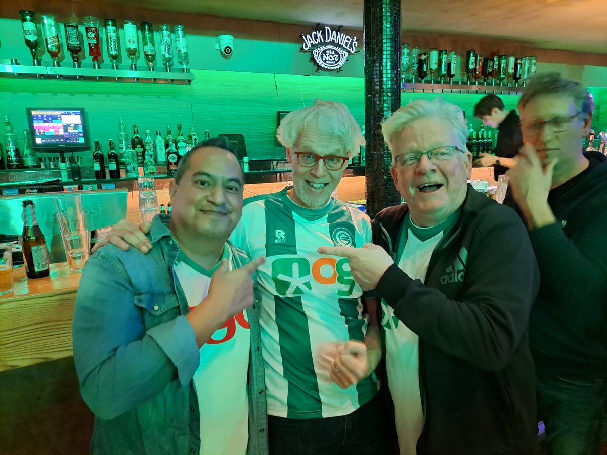 GregorioSchilt's tweet photo. Reünie FC Groningen-Atletico Madrid. Fantastisch! En Pé en Rinus met Z-Side #fcgroningen https://t.co/UIfLXtyBRb