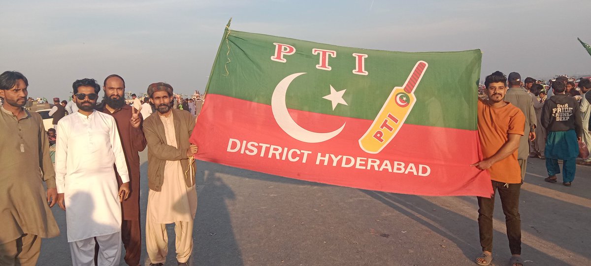 آج حیدر آباد  دھرنے میں خاں صاحب کے دیوانے بھی آئے تھے  دھکے سہمے ضرور تھے پر ہارے ہوئے نہیں تھے.
#Pirpagara
#GrandProtestHyderabad
<a href="/PTIofficial/">PTI</a>