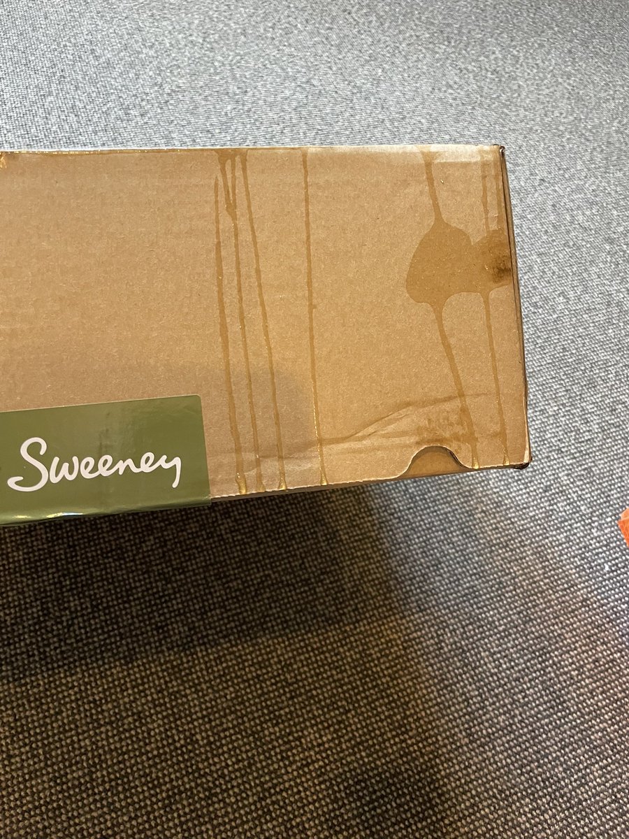 ccmchar's tweet photo. @dpd_de shocking delivery service Box covered in sticky substance and poor response from customer service https://t.co/lLJ4jfYjaJ