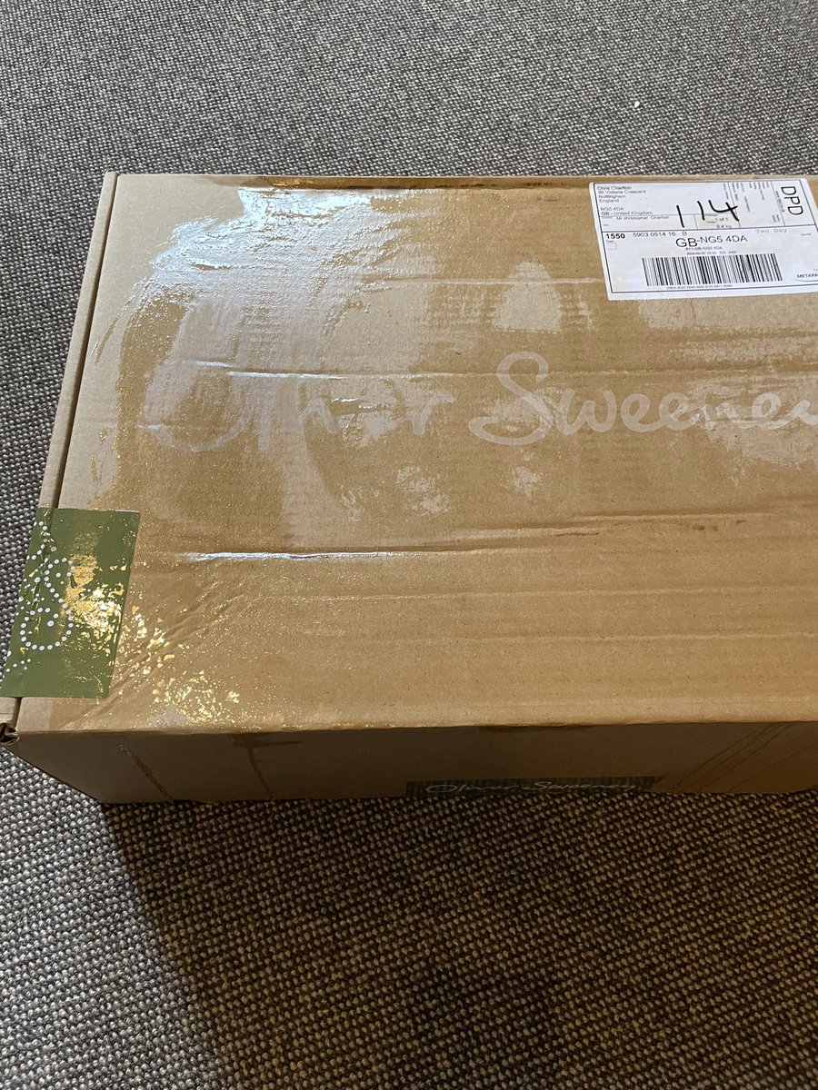 ccmchar's tweet photo. @dpd_de shocking delivery service Box covered in sticky substance and poor response from customer service https://t.co/lLJ4jfYjaJ