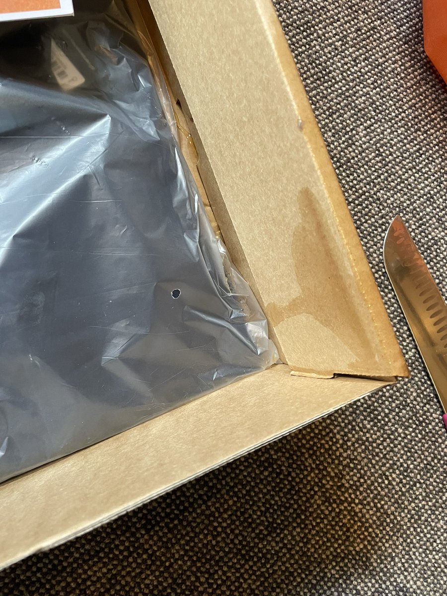 ccmchar's tweet photo. @dpd_de shocking delivery service Box covered in sticky substance and poor response from customer service https://t.co/lLJ4jfYjaJ