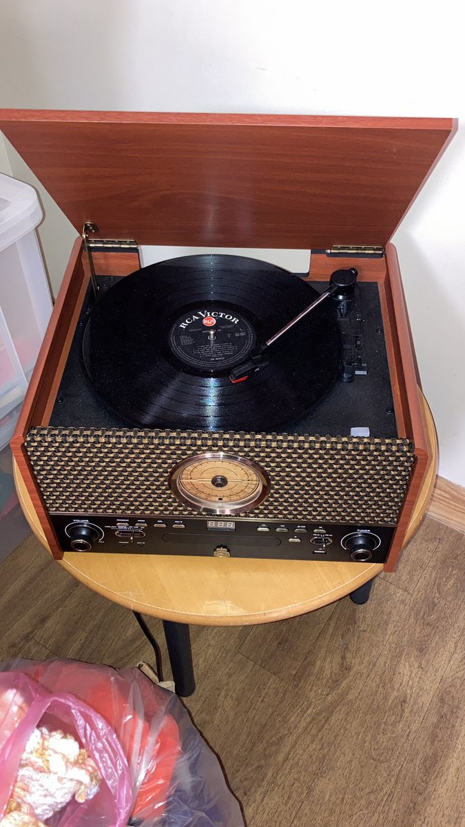 The lovely Denise Simpson, Domestic on E51 getting the patients signing and up dancing on an afternoon.  E56 also joining in, playing some old favourites! 🎶💃🕺🎵#TOPIC <a href="/DPalmer73912053/">@DPalmer</a> <a href="/rbcmmn/">Rob</a> <a href="/MelanieSTSFT/">Melanie Johnson</a> <a href="/STSFTrust/">South Tyneside and Sunderland NHS Foundation Trust</a>