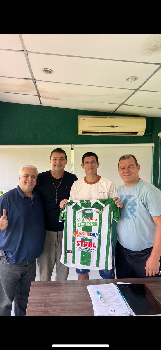 rubionu1913's tweet photo. BIENVENIDO!!!
El delantero César Villagra, estampó su firma esta mañana, y se incorporó al plantel principal de cara a la temporada 2024.
En la gráfica, junto al Presidente  Ruben Martín Ruíz Díaz y los directivos, Juan Ramon Fleitas y Jorge Cubilla. https://t.co/369xhMxGOD