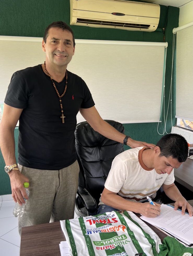 rubionu1913's tweet photo. BIENVENIDO!!!
El delantero César Villagra, estampó su firma esta mañana, y se incorporó al plantel principal de cara a la temporada 2024.
En la gráfica, junto al Presidente  Ruben Martín Ruíz Díaz y los directivos, Juan Ramon Fleitas y Jorge Cubilla. https://t.co/369xhMxGOD