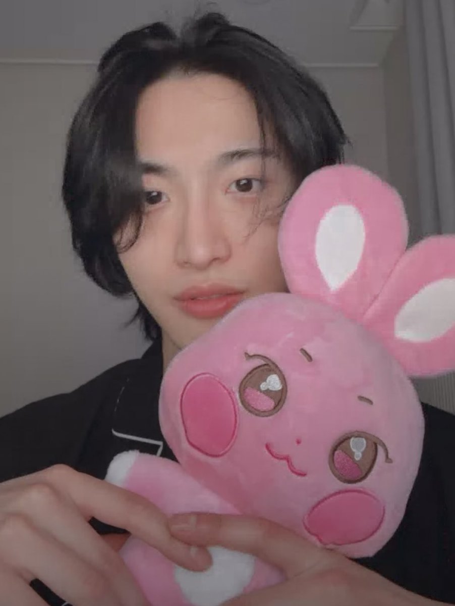 pshsource's tweet photo. seonghwa unboxing ddeongbyeoli making it the first pink item in his room 😭🐰🩷 https://t.co/ANWLcxqYIy