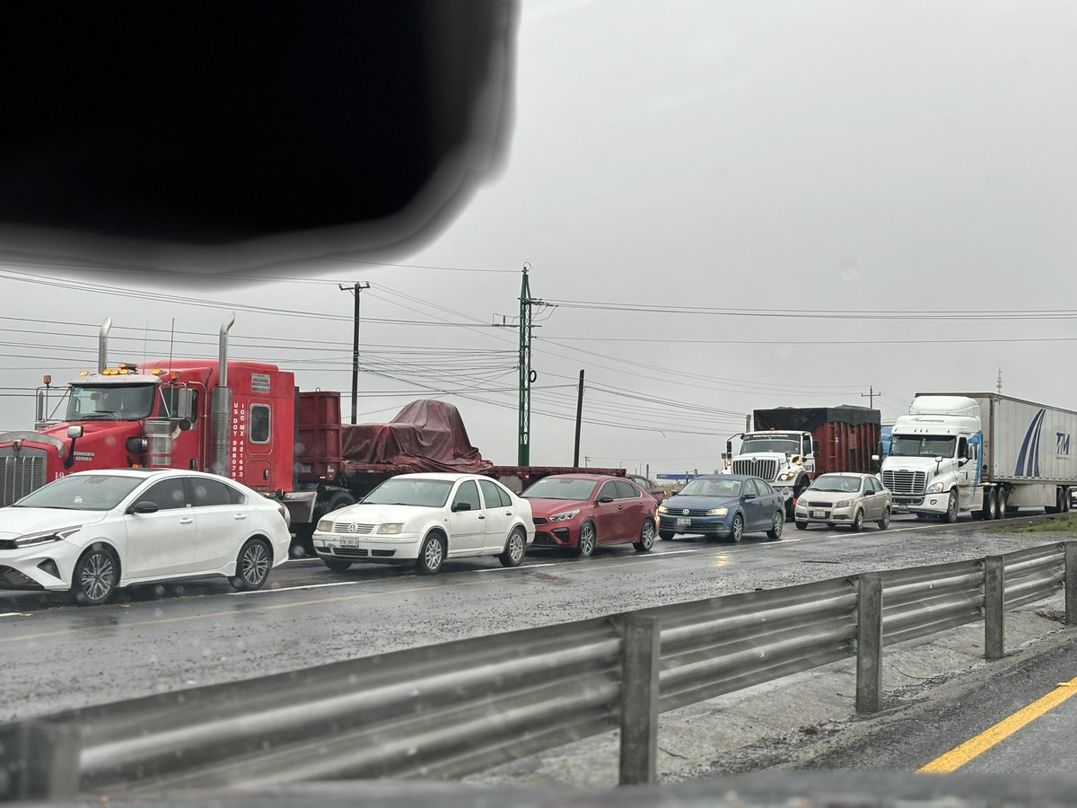 Marco_Yanezz's tweet photo. @autopistasalmty  tráfico completamente parado , informar incidente o rutas alternas hacía Monterrey https://t.co/34ZPlTgFib