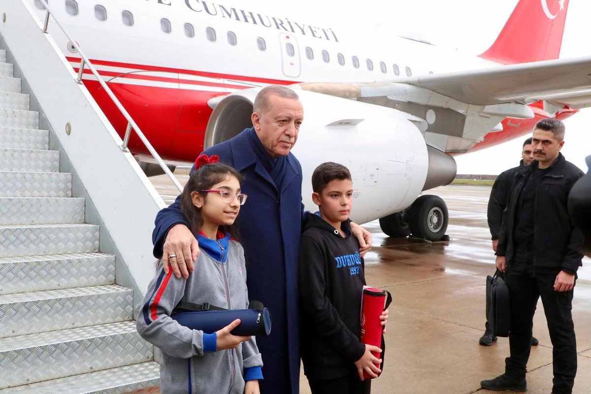 BahcesehirOrdu's tweet photo. Cumhurbaşkanımız Sn.Recep Tayyip Erdoğan’ın Ordu ziyaretinde öğrencimiz Yaren Erva Hatipoğlu kendisini karşılayarak çiçek takdiminde bulundu. https://t.co/534Oivj1RJ