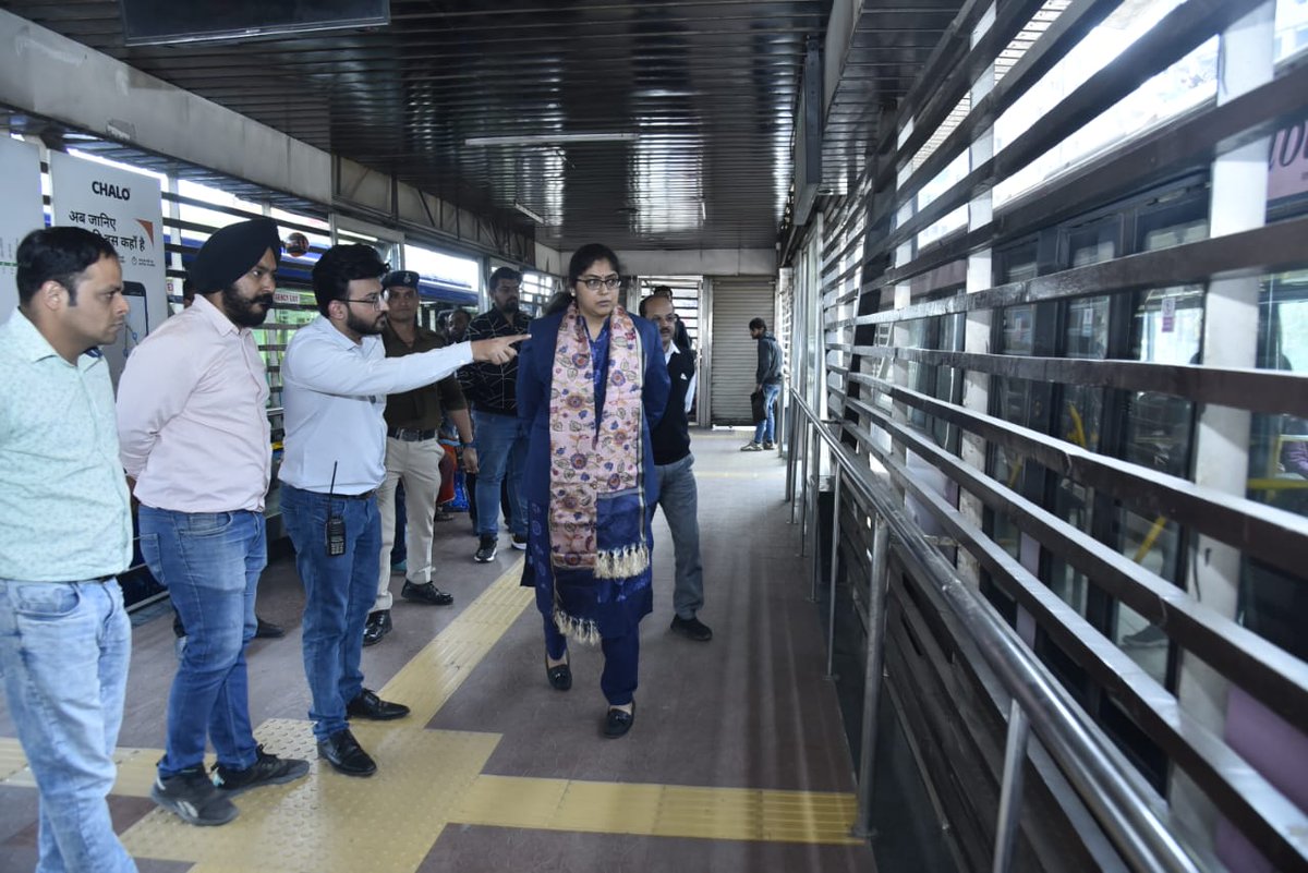 SwachhIndore's tweet photo. आयुक्त श्रीमती हर्षिका सिंह द्वारा एआईसीटीएसएल के अंतर्गत बीआरटीएस पर संचालित होने वाली नवीन 12 मीटर एसी इलेक्ट्रिक बस का सिटी बस आफिस से लेकर रिजनल पार्क बस डिपो तक सफर किया गया तथा आई बस स्टॉप का अवलोकन किया गया।
@HarshikaIAS
#aictsl https://t.co/3ZQYjWQ0qB