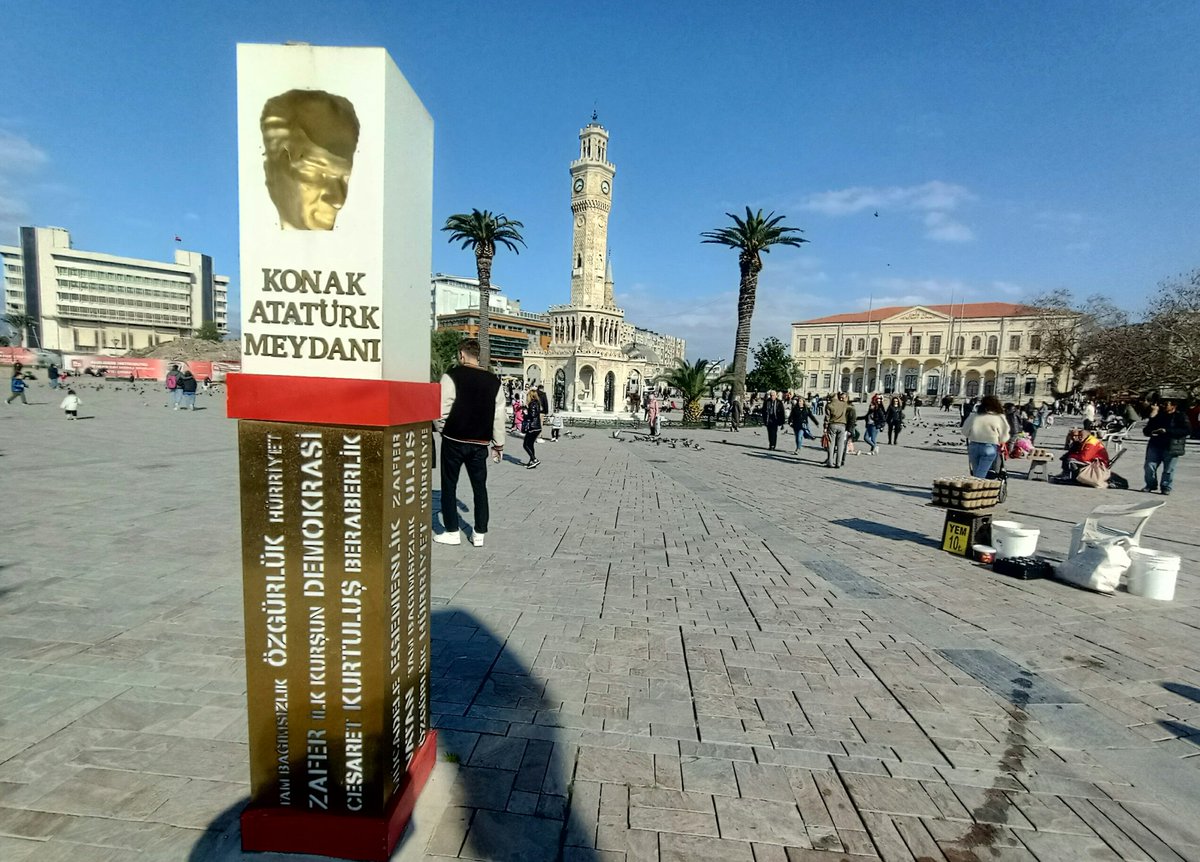 Orası "Konak Meydanı" değil, "Konak Atatürk Meydanı". 15 Şubat 1937'de alınan belediye meclisi kararından beri!
Bundan habersiz  tanıtımlar yapan -bazı- belediye başkan adayları!
Bilginiz olsun...
#İzmir