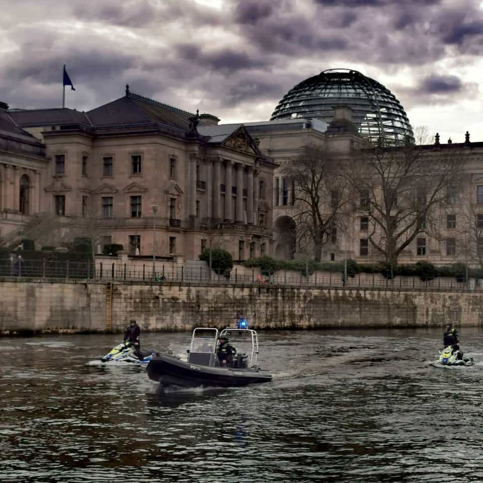 PolizeiBerlin_E's tweet image. Mit diesem #Lasttweet beenden wir hier unseren Einsatz.
Heute Abend spielt @HerthaBSC gegen #FCMagdeburg im @Oly_Berlin. Bedenken Sie, dass es dadurch in dem Bereich etwas voller werden kann.
Wir wünschen beiden Teams viel Erfolg und Ihnen ein schönes Wochenende.
#b1602