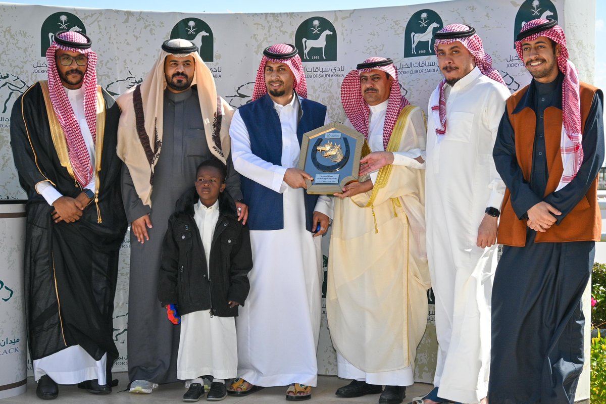 eqc_jed's tweet photo. نفخر بتقديم درع وزارة الرياضة 🏆

من قبل مدير عام فرع وزارة الرياضة بمنطقة مكة المكرمة /عبد العزيز بن محمد بن عبود والمشرف العام لسباقات جدة أ/سلطان مجرشي إلى الفائز المالك / عبد العزيز معلا السهلي

#موسم_سباقات_جدة https://t.co/PbZvSVtrvR