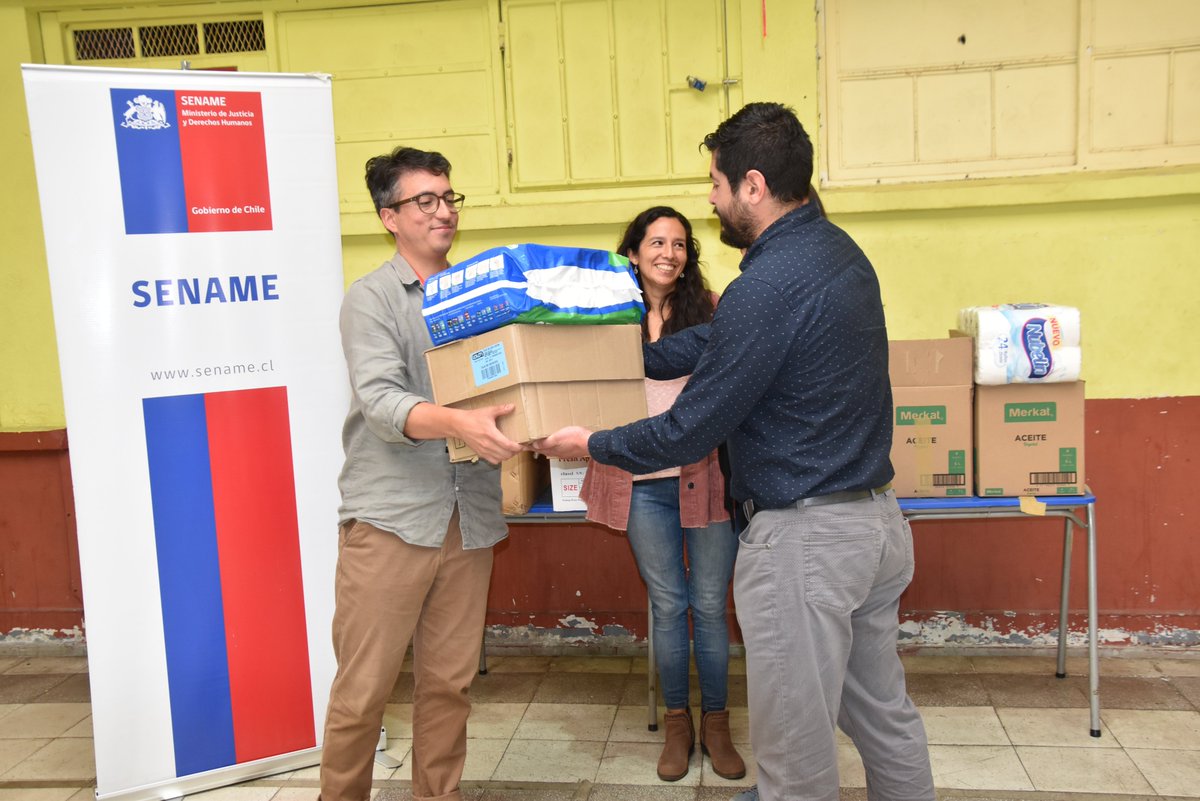 La iniciativa surgió de los equipos de intervención de #Sename y fue apoyada por profesionales de <a href="/KalenFundacion/">Fundación Kalén</a> quienes guiaron la elaboración de sopaipillas y calzones rotos para la venta, y se coordinó con <a href="/INJUVLosLagos/">INJUV Los Lagos</a> la entrega para ser llevado hasta #VinaDelMar