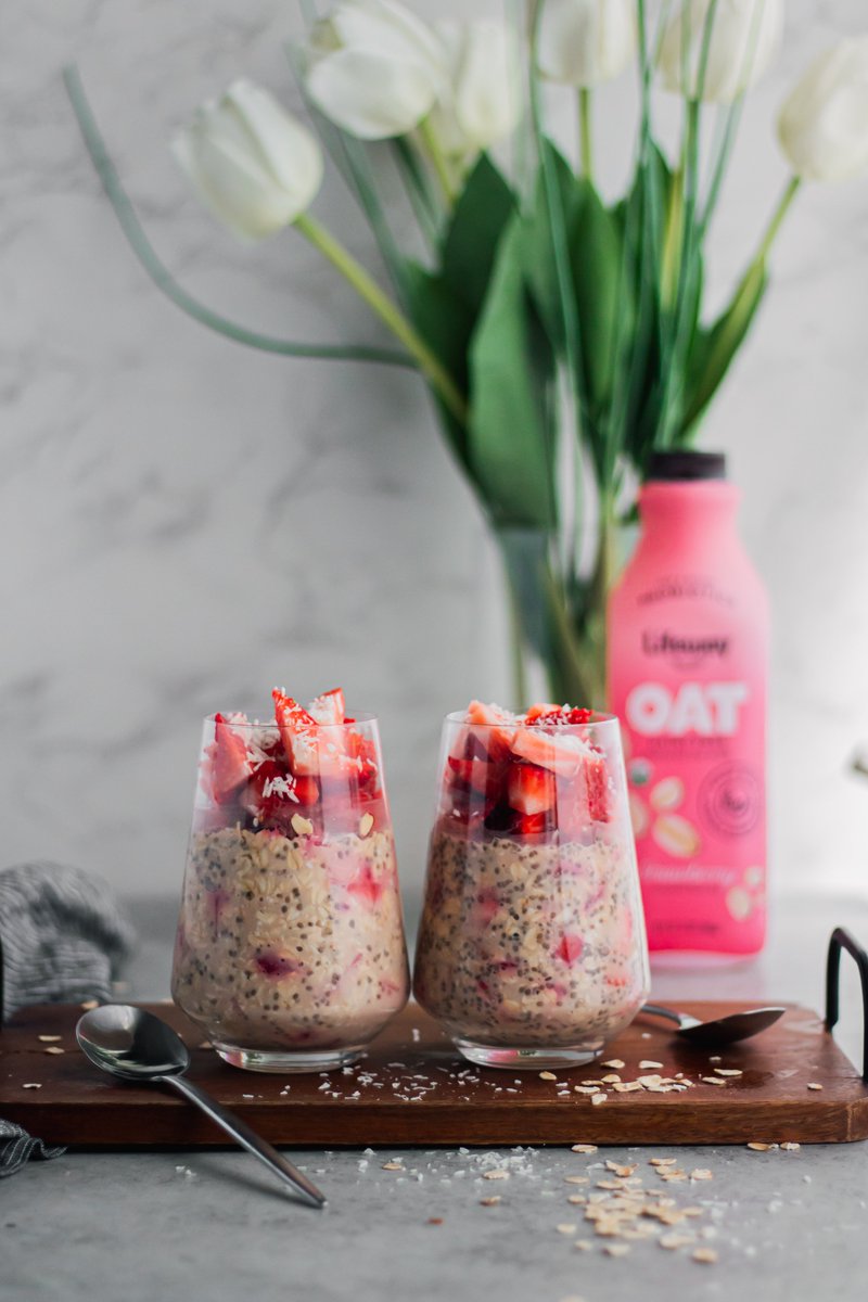 LifewayOat's tweet photo. Crunch, flavor, and gut-healthy probiotics? Yep, it’s all here in our Strawberry Coconut Overnight Oats! These oats are full of nutrition, plus, they’re made with silky smooth Strawberry Lifeway Oat with live cultures that are great for your gut. https://t.co/NeDCAceR2P