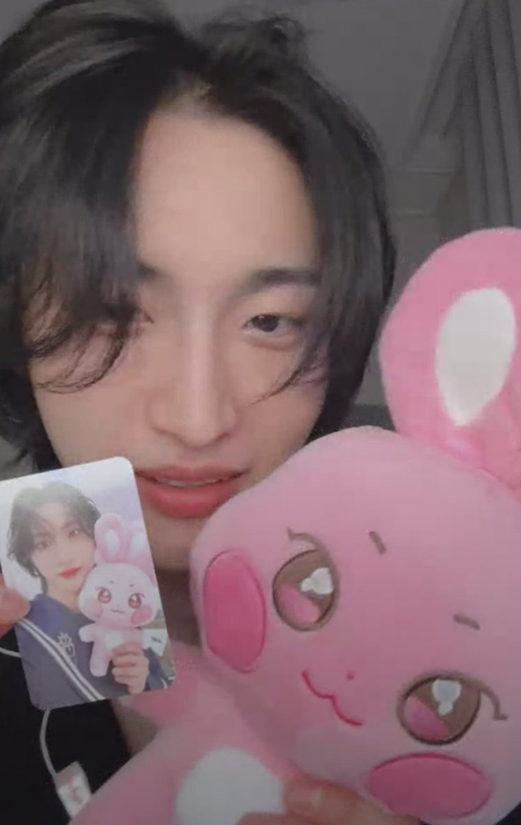 pshsource's tweet photo. seonghwa is on every atiny’s rob list now https://t.co/uavp3S4H1O